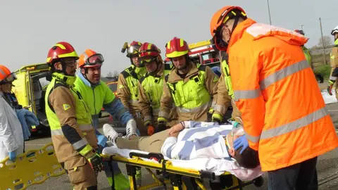 El aparcamiento trasero del Hospital San Juan de Dios de Leon se transformó este miércoles en el escenario de un simulacro de accidente de tráfico con dos personas atrapadas. La iniciativa, enmarcada en la Semana de San Juan de Dios, reunió a efectivos del Servicio de Prevención, Extinción de Incendios y Salvamento (SPEIS) del Ayuntamiento de León y al equipo de Urgencias del centro hospitalario, ante la atenta mirada de 55 alumnos de 3º de Primaria del CEIP La Palomera, acompañados por tres docentes.