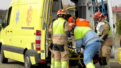 El aparcamiento trasero del Hospital San Juan de Dios de Leon se transformó este miércoles en el escenario de un simulacro de accidente de tráfico con dos personas atrapadas. La iniciativa, enmarcada en la Semana de San Juan de Dios, reunió a efectivos del Servicio de Prevención, Extinción de Incendios y Salvamento (SPEIS) del Ayuntamiento de León y al equipo de Urgencias del centro hospitalario, ante la atenta mirada de 55 alumnos de 3º de Primaria del CEIP La Palomera, acompañados por tres docentes.