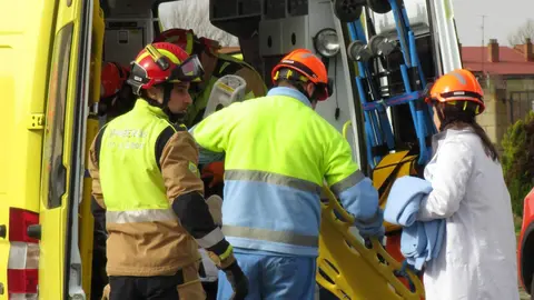 El aparcamiento trasero del Hospital San Juan de Dios de Leon se transformó este miércoles en el escenario de un simulacro de accidente de tráfico con dos personas atrapadas. La iniciativa, enmarcada en la Semana de San Juan de Dios, reunió a efectivos del Servicio de Prevención, Extinción de Incendios y Salvamento (SPEIS) del Ayuntamiento de León y al equipo de Urgencias del centro hospitalario, ante la atenta mirada de 55 alumnos de 3º de Primaria del CEIP La Palomera, acompañados por tres docentes.