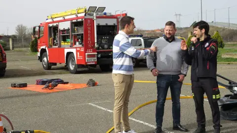 El aparcamiento trasero del Hospital San Juan de Dios de Leon se transformó este miércoles en el escenario de un simulacro de accidente de tráfico con dos personas atrapadas. La iniciativa, enmarcada en la Semana de San Juan de Dios, reunió a efectivos del Servicio de Prevención, Extinción de Incendios y Salvamento (SPEIS) del Ayuntamiento de León y al equipo de Urgencias del centro hospitalario, ante la atenta mirada de 55 alumnos de 3º de Primaria del CEIP La Palomera, acompañados por tres docentes.