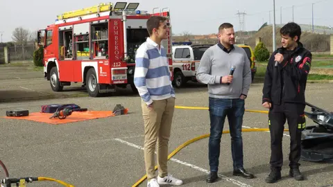 El aparcamiento trasero del Hospital San Juan de Dios de Leon se transformó este miércoles en el escenario de un simulacro de accidente de tráfico con dos personas atrapadas. La iniciativa, enmarcada en la Semana de San Juan de Dios, reunió a efectivos del Servicio de Prevención, Extinción de Incendios y Salvamento (SPEIS) del Ayuntamiento de León y al equipo de Urgencias del centro hospitalario, ante la atenta mirada de 55 alumnos de 3º de Primaria del CEIP La Palomera, acompañados por tres docentes.