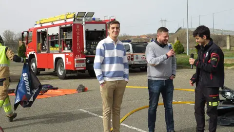 El aparcamiento trasero del Hospital San Juan de Dios de Leon se transformó este miércoles en el escenario de un simulacro de accidente de tráfico con dos personas atrapadas. La iniciativa, enmarcada en la Semana de San Juan de Dios, reunió a efectivos del Servicio de Prevención, Extinción de Incendios y Salvamento (SPEIS) del Ayuntamiento de León y al equipo de Urgencias del centro hospitalario, ante la atenta mirada de 55 alumnos de 3º de Primaria del CEIP La Palomera, acompañados por tres docentes.