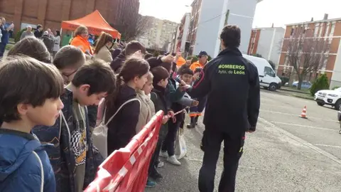 El aparcamiento trasero del Hospital San Juan de Dios de Leon se transformó este miércoles en el escenario de un simulacro de accidente de tráfico con dos personas atrapadas. La iniciativa, enmarcada en la Semana de San Juan de Dios, reunió a efectivos del Servicio de Prevención, Extinción de Incendios y Salvamento (SPEIS) del Ayuntamiento de León y al equipo de Urgencias del centro hospitalario, ante la atenta mirada de 55 alumnos de 3º de Primaria del CEIP La Palomera, acompañados por tres docentes.