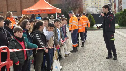 El aparcamiento trasero del Hospital San Juan de Dios de Leon se transformó este miércoles en el escenario de un simulacro de accidente de tráfico con dos personas atrapadas. La iniciativa, enmarcada en la Semana de San Juan de Dios, reunió a efectivos del Servicio de Prevención, Extinción de Incendios y Salvamento (SPEIS) del Ayuntamiento de León y al equipo de Urgencias del centro hospitalario, ante la atenta mirada de 55 alumnos de 3º de Primaria del CEIP La Palomera, acompañados por tres docentes.