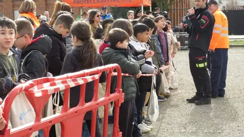 El aparcamiento trasero del Hospital San Juan de Dios de Leon se transformó este miércoles en el escenario de un simulacro de accidente de tráfico con dos personas atrapadas. La iniciativa, enmarcada en la Semana de San Juan de Dios, reunió a efectivos del Servicio de Prevención, Extinción de Incendios y Salvamento (SPEIS) del Ayuntamiento de León y al equipo de Urgencias del centro hospitalario, ante la atenta mirada de 55 alumnos de 3º de Primaria del CEIP La Palomera, acompañados por tres docentes.