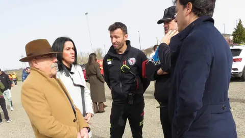 El aparcamiento trasero del Hospital San Juan de Dios de Leon se transformó este miércoles en el escenario de un simulacro de accidente de tráfico con dos personas atrapadas. La iniciativa, enmarcada en la Semana de San Juan de Dios, reunió a efectivos del Servicio de Prevención, Extinción de Incendios y Salvamento (SPEIS) del Ayuntamiento de León y al equipo de Urgencias del centro hospitalario, ante la atenta mirada de 55 alumnos de 3º de Primaria del CEIP La Palomera, acompañados por tres docentes.