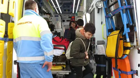 El aparcamiento trasero del Hospital San Juan de Dios de Leon se transformó este miércoles en el escenario de un simulacro de accidente de tráfico con dos personas atrapadas. La iniciativa, enmarcada en la Semana de San Juan de Dios, reunió a efectivos del Servicio de Prevención, Extinción de Incendios y Salvamento (SPEIS) del Ayuntamiento de León y al equipo de Urgencias del centro hospitalario, ante la atenta mirada de 55 alumnos de 3º de Primaria del CEIP La Palomera, acompañados por tres docentes.