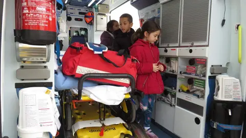 El aparcamiento trasero del Hospital San Juan de Dios de Leon se transformó este miércoles en el escenario de un simulacro de accidente de tráfico con dos personas atrapadas. La iniciativa, enmarcada en la Semana de San Juan de Dios, reunió a efectivos del Servicio de Prevención, Extinción de Incendios y Salvamento (SPEIS) del Ayuntamiento de León y al equipo de Urgencias del centro hospitalario, ante la atenta mirada de 55 alumnos de 3º de Primaria del CEIP La Palomera, acompañados por tres docentes.