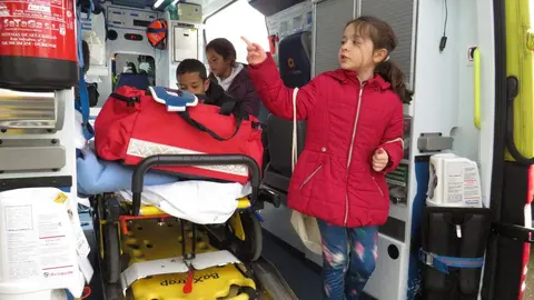 El aparcamiento trasero del Hospital San Juan de Dios de Leon se transformó este miércoles en el escenario de un simulacro de accidente de tráfico con dos personas atrapadas. La iniciativa, enmarcada en la Semana de San Juan de Dios, reunió a efectivos del Servicio de Prevención, Extinción de Incendios y Salvamento (SPEIS) del Ayuntamiento de León y al equipo de Urgencias del centro hospitalario, ante la atenta mirada de 55 alumnos de 3º de Primaria del CEIP La Palomera, acompañados por tres docentes.