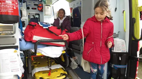 El aparcamiento trasero del Hospital San Juan de Dios de Leon se transformó este miércoles en el escenario de un simulacro de accidente de tráfico con dos personas atrapadas. La iniciativa, enmarcada en la Semana de San Juan de Dios, reunió a efectivos del Servicio de Prevención, Extinción de Incendios y Salvamento (SPEIS) del Ayuntamiento de León y al equipo de Urgencias del centro hospitalario, ante la atenta mirada de 55 alumnos de 3º de Primaria del CEIP La Palomera, acompañados por tres docentes.