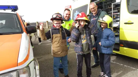El aparcamiento trasero del Hospital San Juan de Dios de Leon se transformó este miércoles en el escenario de un simulacro de accidente de tráfico con dos personas atrapadas. La iniciativa, enmarcada en la Semana de San Juan de Dios, reunió a efectivos del Servicio de Prevención, Extinción de Incendios y Salvamento (SPEIS) del Ayuntamiento de León y al equipo de Urgencias del centro hospitalario, ante la atenta mirada de 55 alumnos de 3º de Primaria del CEIP La Palomera, acompañados por tres docentes.