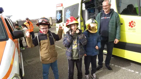 El aparcamiento trasero del Hospital San Juan de Dios de Leon se transformó este miércoles en el escenario de un simulacro de accidente de tráfico con dos personas atrapadas. La iniciativa, enmarcada en la Semana de San Juan de Dios, reunió a efectivos del Servicio de Prevención, Extinción de Incendios y Salvamento (SPEIS) del Ayuntamiento de León y al equipo de Urgencias del centro hospitalario, ante la atenta mirada de 55 alumnos de 3º de Primaria del CEIP La Palomera, acompañados por tres docentes.