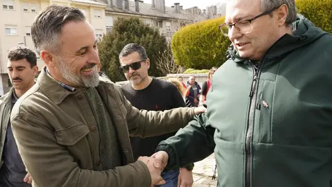 El líder de Vox, Santiago Abascal, visita a Villablino este miércoles dentro de la campaña del 15M. Foto: César Sánchez.