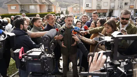 El líder de Vox, Santiago Abascal, visita a Villablino este miércoles dentro de la campaña del 15M. Foto: César Sánchez.