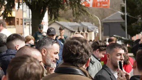 El líder de Vox, Santiago Abascal, visita a Villablino este miércoles dentro de la campaña del 15M. Foto: César Sánchez.