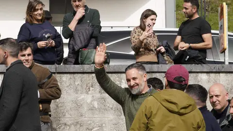 El líder de Vox, Santiago Abascal, visita a Villablino este miércoles dentro de la campaña del 15M. Foto: César Sánchez.