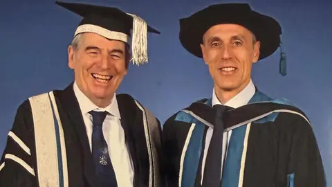 El catedrático leonés Alejandro Vaquera, profesor de la Facultad de Ciencias de la Actividad Física y el Deporte de la Universidad de León, ha sido investido doctor Honoris Causa por la Universidad de Worcester, en un acto solemne celebrado en la catedral de la ciudad inglesa.