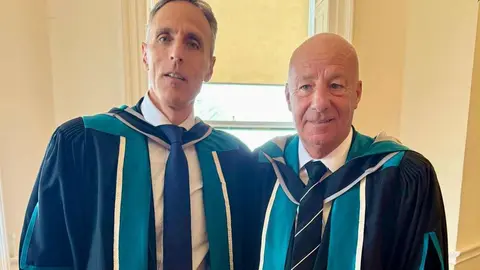 El catedrático leonés Alejandro Vaquera, profesor de la Facultad de Ciencias de la Actividad Física y el Deporte de la Universidad de León, ha sido investido doctor Honoris Causa por la Universidad de Worcester, en un acto solemne celebrado en la catedral de la ciudad inglesa.