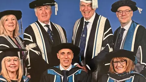 El catedrático leonés Alejandro Vaquera, profesor de la Facultad de Ciencias de la Actividad Física y el Deporte de la Universidad de León, ha sido investido doctor Honoris Causa por la Universidad de Worcester, en un acto solemne celebrado en la catedral de la ciudad inglesa.