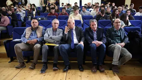 El presidente de la Ucale-Coag León, Poli Castellanos, el coordinador general de Coag Castilla y León, Lorenzo Rivera, y el viceconsejero de Agricultura, Ganadería y Desarrollo Rural de la Junta, Jorge Llorente, atienden a los medios antes de la jornada 'El cultivo del maíz en la provincia de León: rentabilidad y futuro'. Foto: Campillo.