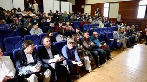 El presidente de la Ucale-Coag León, Poli Castellanos, el coordinador general de Coag Castilla y León, Lorenzo Rivera, y el viceconsejero de Agricultura, Ganadería y Desarrollo Rural de la Junta, Jorge Llorente, atienden a los medios antes de la jornada 'El cultivo del maíz en la provincia de León: rentabilidad y futuro'. Foto: Campillo.
