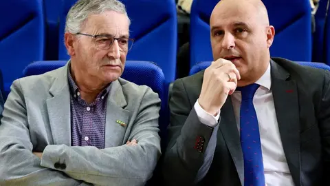 El presidente de la Ucale-Coag León, Poli Castellanos, el coordinador general de Coag Castilla y León, Lorenzo Rivera, y el viceconsejero de Agricultura, Ganadería y Desarrollo Rural de la Junta, Jorge Llorente, atienden a los medios antes de la jornada 'El cultivo del maíz en la provincia de León: rentabilidad y futuro'. Foto: Campillo.