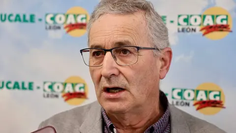 El presidente de la Ucale-Coag León, Poli Castellanos, el coordinador general de Coag Castilla y León, Lorenzo Rivera, y el viceconsejero de Agricultura, Ganadería y Desarrollo Rural de la Junta, Jorge Llorente, atienden a los medios antes de la jornada 'El cultivo del maíz en la provincia de León: rentabilidad y futuro'. Foto: Campillo.