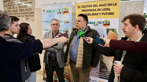 El presidente de la Ucale-Coag León, Poli Castellanos, el coordinador general de Coag Castilla y León, Lorenzo Rivera, y el viceconsejero de Agricultura, Ganadería y Desarrollo Rural de la Junta, Jorge Llorente, atienden a los medios antes de la jornada 'El cultivo del maíz en la provincia de León: rentabilidad y futuro'. Foto: Campillo.