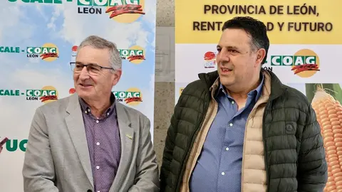 El presidente de la Ucale-Coag León, Poli Castellanos, el coordinador general de Coag Castilla y León, Lorenzo Rivera, y el viceconsejero de Agricultura, Ganadería y Desarrollo Rural de la Junta, Jorge Llorente, atienden a los medios antes de la jornada 'El cultivo del maíz en la provincia de León: rentabilidad y futuro'. Foto: Campillo.