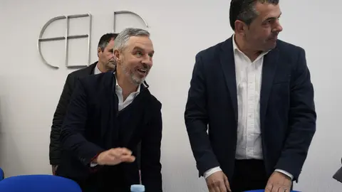 El vicesecretario de Hacienda, Vivienda e Infraestructuras, Juan Bravo, mantiene una reunión con la Federación de Leonesa de Empresarios Bierzo. Foto: César Sánchez.