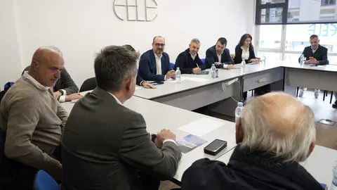 El vicesecretario de Hacienda, Vivienda e Infraestructuras, Juan Bravo, mantiene una reunión con la Federación de Leonesa de Empresarios Bierzo. Foto: César Sánchez.