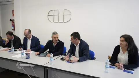 El vicesecretario de Hacienda, Vivienda e Infraestructuras, Juan Bravo, mantiene una reunión con la Federación de Leonesa de Empresarios Bierzo. Foto: César Sánchez.