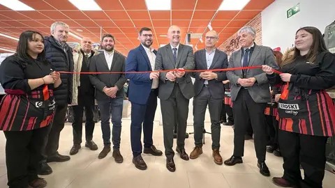 El supermercado inclusivo que gestionan Vegalsa-Eroski y Soltra Group en Carrizo de la Ribera ha reabierto sus puertas tras una reforma que ha permitido duplicar su espacio comercial y ampliar la oferta de productos. El establecimiento, que opera bajo la enseña Eroski City, alcanza ahora los 583 metros cuadrados de sala de ventas y refuerza su modelo de negocio basado en la inclusión sociolaboral.