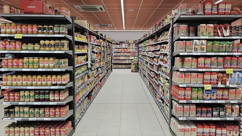 El supermercado inclusivo que gestionan Vegalsa-Eroski y Soltra Group en Carrizo de la Ribera ha reabierto sus puertas tras una reforma que ha permitido duplicar su espacio comercial y ampliar la oferta de productos. El establecimiento, que opera bajo la enseña Eroski City, alcanza ahora los 583 metros cuadrados de sala de ventas y refuerza su modelo de negocio basado en la inclusión sociolaboral.