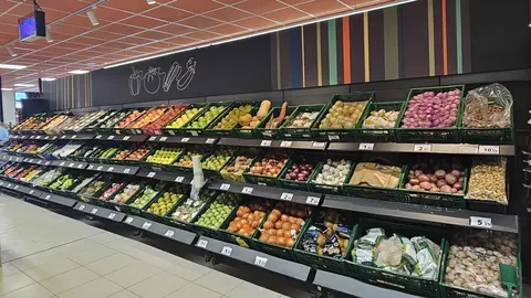 El supermercado inclusivo que gestionan Vegalsa-Eroski y Soltra Group en Carrizo de la Ribera ha reabierto sus puertas tras una reforma que ha permitido duplicar su espacio comercial y ampliar la oferta de productos. El establecimiento, que opera bajo la enseña Eroski City, alcanza ahora los 583 metros cuadrados de sala de ventas y refuerza su modelo de negocio basado en la inclusión sociolaboral.