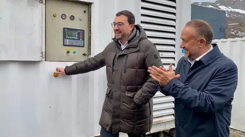 Barbón y Courel 'enchufan' Fuentes de Invierno a la red de San Isidro. Fotos: DipuLeón.