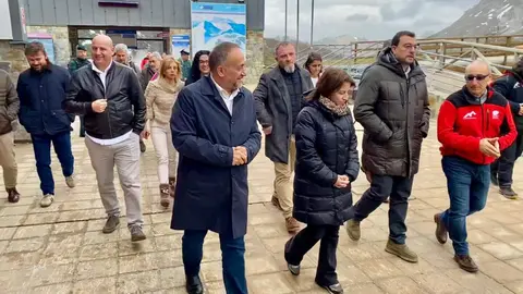 Barbón y Courel 'enchufan' Fuentes de Invierno a la red de San Isidro. Fotos: DipuLeón.