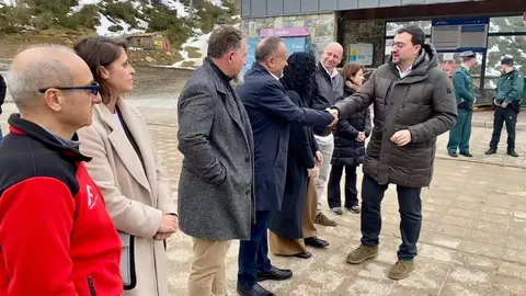 Barbón y Courel 'enchufan' Fuentes de Invierno a la red de San Isidro. Fotos: DipuLeón.