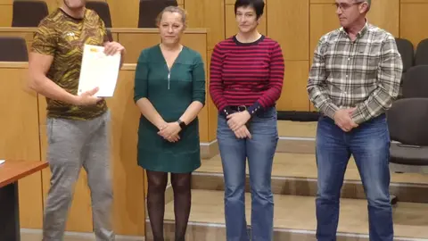 El Ayuntamiento de Villaquilambre pondrá en marcha este mes una nueva edición del programa mixto de formación y empleo Zardinos, una iniciativa que contará con un presupuesto de 286.000 euros y que permitirá a diez participantes formarse y trabajar durante doce meses en diferentes actuaciones de mejora en el municipio. En las imágenes, clausura taller de empleo 'Zardino 2025' e inauguración Taller de Empleo 'Zardino 2026'.