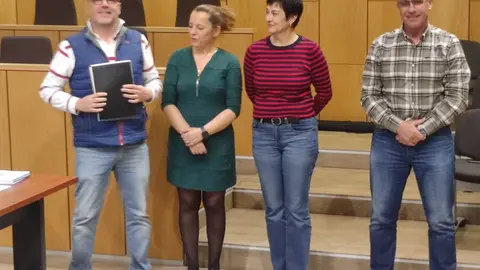 El Ayuntamiento de Villaquilambre pondrá en marcha este mes una nueva edición del programa mixto de formación y empleo Zardinos, una iniciativa que contará con un presupuesto de 286.000 euros y que permitirá a diez participantes formarse y trabajar durante doce meses en diferentes actuaciones de mejora en el municipio. En las imágenes, clausura taller de empleo 'Zardino 2025' e inauguración Taller de Empleo 'Zardino 2026'.