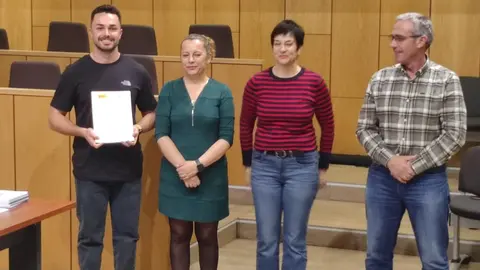 El Ayuntamiento de Villaquilambre pondrá en marcha este mes una nueva edición del programa mixto de formación y empleo Zardinos, una iniciativa que contará con un presupuesto de 286.000 euros y que permitirá a diez participantes formarse y trabajar durante doce meses en diferentes actuaciones de mejora en el municipio. En las imágenes, clausura taller de empleo 'Zardino 2025' e inauguración Taller de Empleo 'Zardino 2026'.