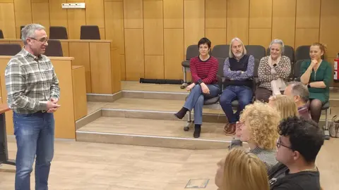 El Ayuntamiento de Villaquilambre pondrá en marcha este mes una nueva edición del programa mixto de formación y empleo Zardinos, una iniciativa que contará con un presupuesto de 286.000 euros y que permitirá a diez participantes formarse y trabajar durante doce meses en diferentes actuaciones de mejora en el municipio. En las imágenes, clausura taller de empleo 'Zardino 2025' e inauguración Taller de Empleo 'Zardino 2026'.