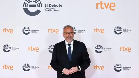 El candidato a la Presidencia de la Junta de VOX, Carlos Pollán, a su llegada a las Cortes de Castilla y León para participar en el primer debate de las elecciones autonómicas. Foto: Miriam Chacón.