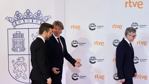 El candidato a la Presidencia de la Junta del PSOE; Carlos Martínez, a su llegada a las Cortes de Castilla y León para participar en el primer debate de las elecciones autonómicas junto al director del centro territorial de RTVE en Castilla y León Iván Fernández y el director de Informativos de RTVE Jon Aritztimuño. Foto: Miriam Chacón.