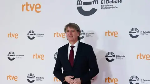 El candidato a la Presidencia de la Junta del PSOE; Carlos Martínez, a su llegada a las Cortes de Castilla y León para participar en el primer debate de las elecciones autonómicas. Foto: Miriam Chacón.