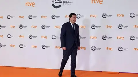 El candidato a la Presidencia de la Junta del Partido Popular, Alfonso Fernández Mañueco, a su llegada a las Cortes de Castilla y León para participar en el primer debate de las elecciones autonómicas. Foto: Miriam Chacón.