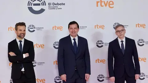 El candidato a la Presidencia de la Junta del Partido Popular, Alfonso Fernández Mañueco, a su llegada a las Cortes de Castilla y León para participar en el primer debate de las elecciones autonómicas junto al director den centro territorial de RTVE en Castilla y León Iván Fernández y el director de Informativos de RTVE Jon Aritztimuño. Foto: Miriam Chacón.
