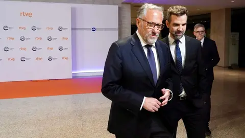 El candidato a la Presidencia de la Junta de VOX, Carlos Pollán, a su llegada a las Cortes de Castilla y León para participar en el primer debate de las elecciones autonómicas junto al director del centro territorial de RTVE en Castilla y León Iván Fernández y el director de Informativos de RTVE Jon Aritztimuño. Foto: Miriam Chacón.
