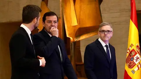 El candidato a la Presidencia de la Junta del Partido Popular, Alfonso Fernández Mañueco, a su llegada a las Cortes de Castilla y León para participar en el primer debate de las elecciones autonómicas junto al director den centro territorial de RTVE en Castilla y León Iván Fernández y el director de Informativos de RTVE Jon Aritztimuño. Foto: Miriam Chacón.