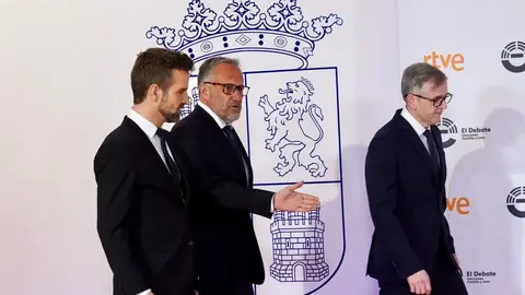 El candidato a la Presidencia de la Junta de VOX, Carlos Pollán, a su llegada a las Cortes de Castilla y León para participar en el primer debate de las elecciones autonómicas junto al director del centro territorial de RTVE en Castilla y León Iván Fernández y el director de Informativos de RTVE Jon Aritztimuño. Foto: Miriam Chacón.